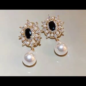 Round black crystal pearl drop vintage model earrings #206